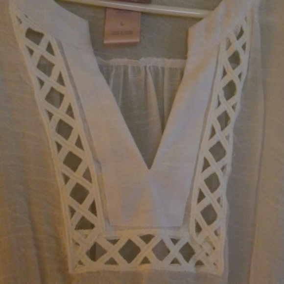 White top - Picture 3 of 8